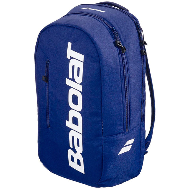 Schuin vooraanzicht van de donkerblauwe Babolat Backpack Court Lite met wit logo.
