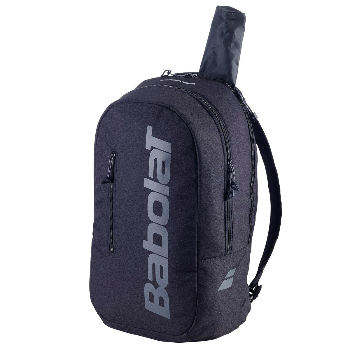 Zwarte Babolat Backpack Court Lite met racket in het zijvak, schuin van voren.