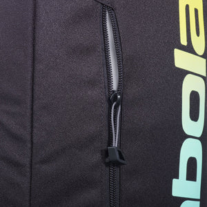 Detail van de rits van de zwarte Babolat Court Lite met geelgroene merknaam.