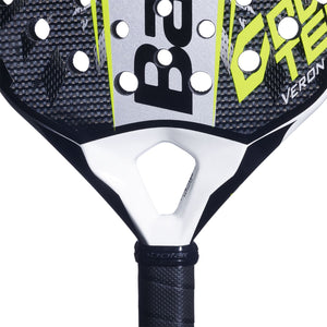 Detail van het hart van het Babolat Counter Veron 2.6 met witte brug en gele COUNTER-opdruk