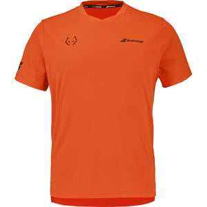 Oranje Babolat Crew Neck T-shirt Lebron 2026 met zwart logo op de borst, vooraanzicht