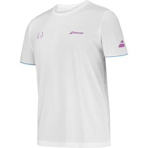 Schuin vooraanzicht van het witte Babolat Crew Neck T-shirt Lebron met paarse mouwopdruk