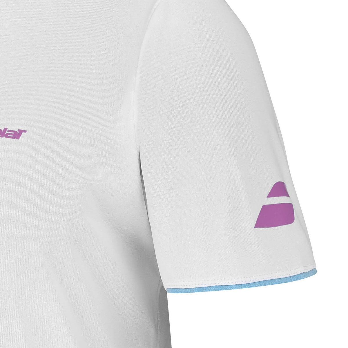 Detail van de mouw van het witte Babolat Crew Neck T-shirt Lebron met paars-roze streepmotief