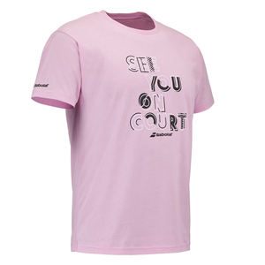 Schuin zijaanzicht van het roze Babolat Exercise T-shirt met tekstprint