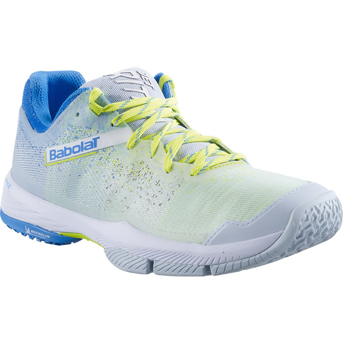 Schuin vooraanzicht van de Babolat Jet Ritma Women in lichtgroen met blauw accent op de zoolrand