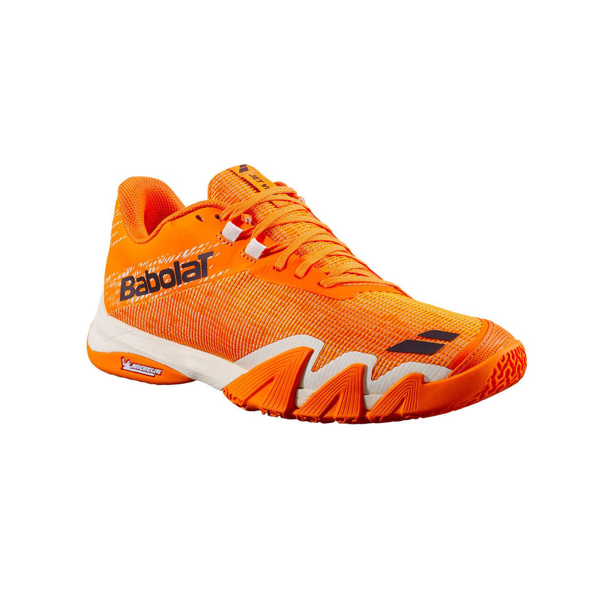 Schuin vooraanzicht van de oranje Babolat Jet Viva met witte veters