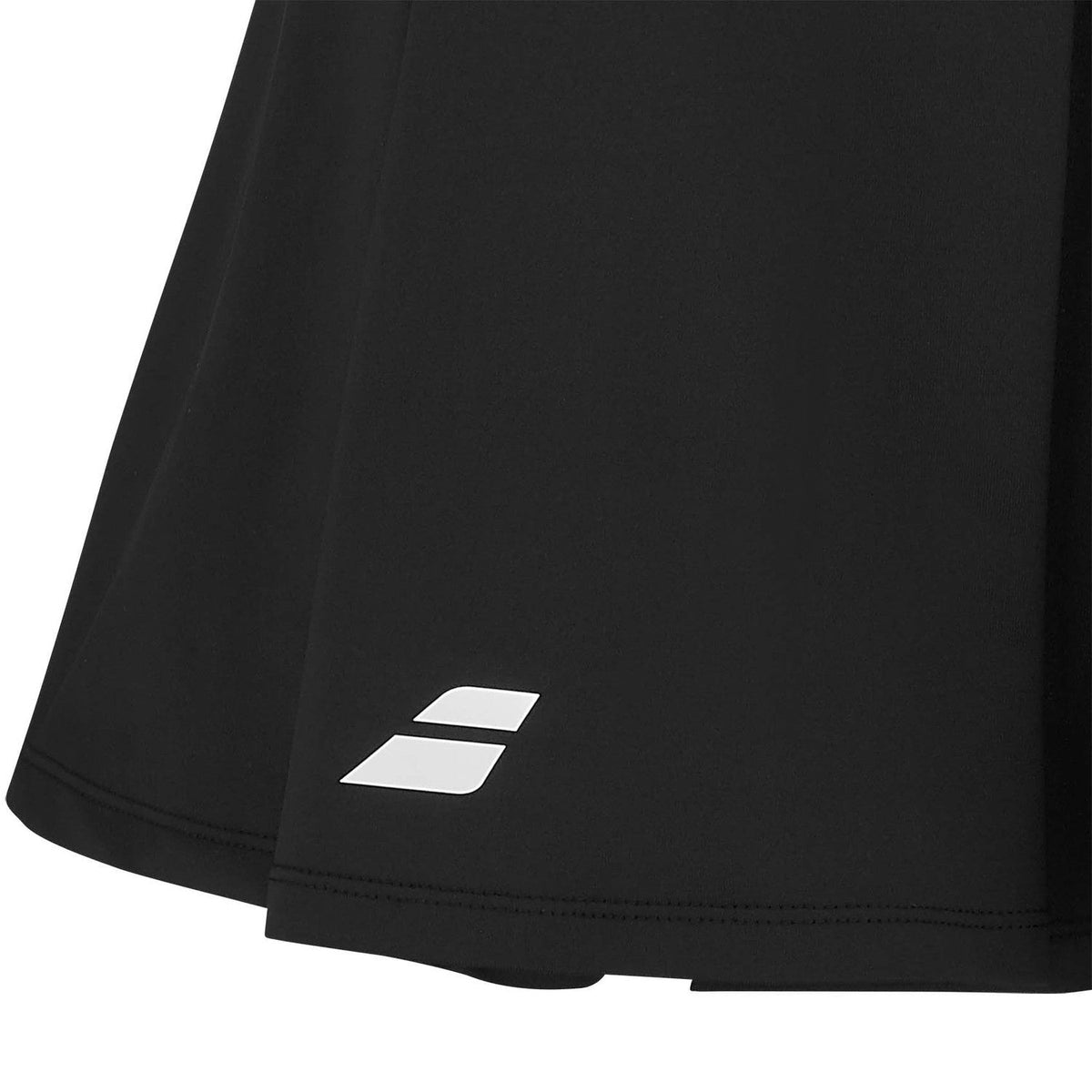 Detail van de zoom van de zwarte Babolat padelrok met wit Babolat-logo