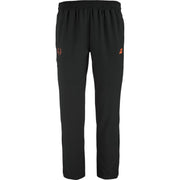 Zwarte Babolat Pant Lebron 2026 met oranje stierkop en logo op de heup, vooraanzicht