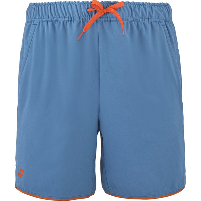 Blauwe Babolat Perf Short met oranje trekkoord en oranje bies onderaan de pijpen