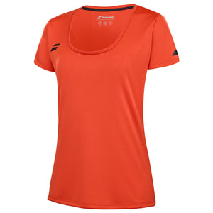 Schuin vooraanzicht van de oranjerode Babolat Play Cap Sleeve Top W met halsbies