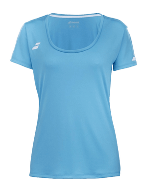 Lichtblauwe Babolat Play Cap Sleeve Top W tegen groene achtergrond, met wit mouwlogo