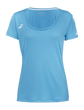 Lichtblauwe Babolat Play Cap Sleeve Top W tegen groene achtergrond, met wit mouwlogo