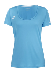 Lichtblauwe Babolat Play Cap Sleeve Top W tegen groene achtergrond, met wit mouwlogo