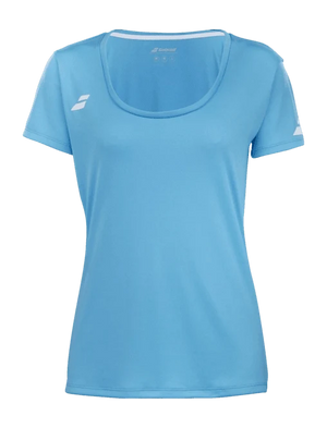 Lichtblauwe Babolat Play Cap Sleeve Top W tegen groene achtergrond, met wit mouwlogo