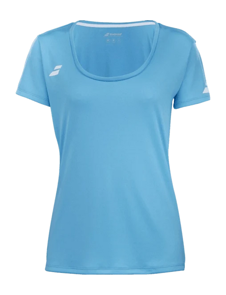 Lichtblauwe Babolat Play Cap Sleeve Top W tegen groene achtergrond, met wit mouwlogo