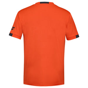 Oranjerood Babolat Play Crew Neck T-shirt van opzij, met Babolat-wordmark op de mouw