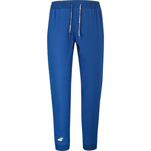 Blauwe Babolat Play Pant met wit trekkoord en wit logo onderaan de linkerpijp