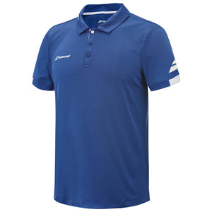 Blauwe Babolat Play Polo van opzij met wit Babolat-logo op de borst en mouw