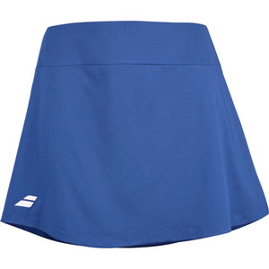 Blauwe Babolat Play Skirt met brede tailleband en wit logo aan de zijkant
