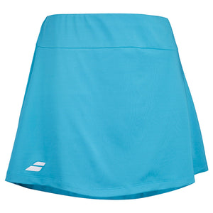 Turquoise Babolat Play Skirt schuin van voren met wit Babolat-logo op de zoom