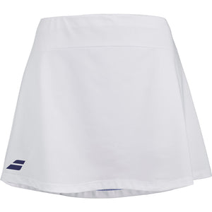 Witte Babolat Play Skirt met brede tailleband en donkerblauw logo aan de zijkant