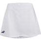 Witte Babolat Play Skirt met brede tailleband en donkerblauw logo aan de zijkant