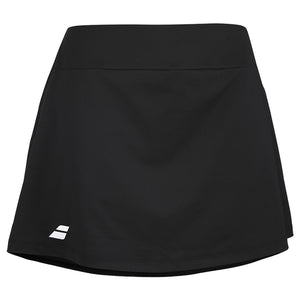 Zwarte Babolat Play Skirt schuin van voren met wit Babolat-logo op de zoom