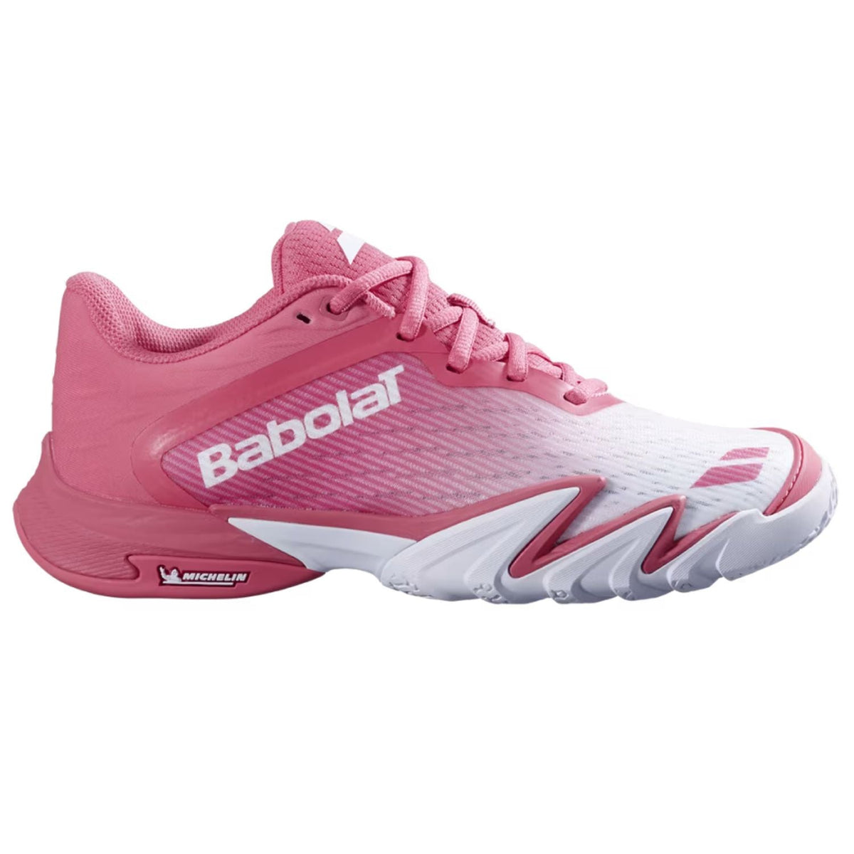 Zijaanzicht van de Babolat Premura 3 Women in roze met wit Babolat-logo en witte zoolrand