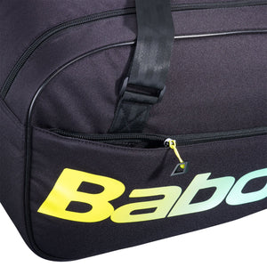 Detail van het gele Babolat logo en de gele rits op de zwarte Court S tas