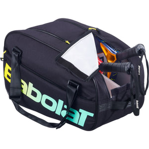 Geopende zwarte Babolat Court S rackettas met padelrackets en accessoires