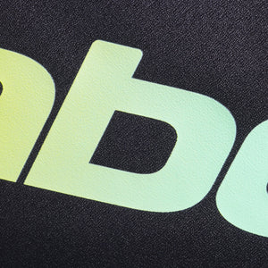 Close-up van het Babolat logo in geel-mintgroen verloop op zwarte stof