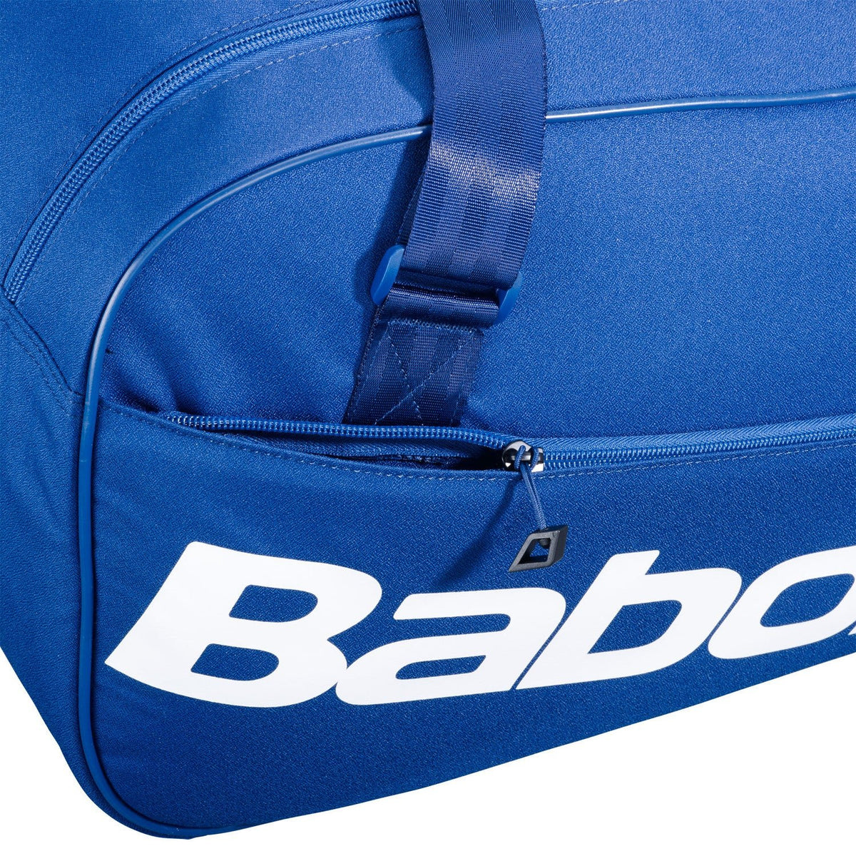 Detail van het witte Babolat logo en het ritsvak op de blauwe Court S tas