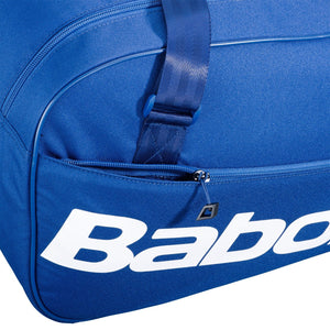 Detail van het witte Babolat logo en het ritsvak op de blauwe Court S tas