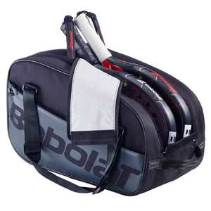 Zwart-grijze Babolat Court S geopend met twee padelrackets en handdoek