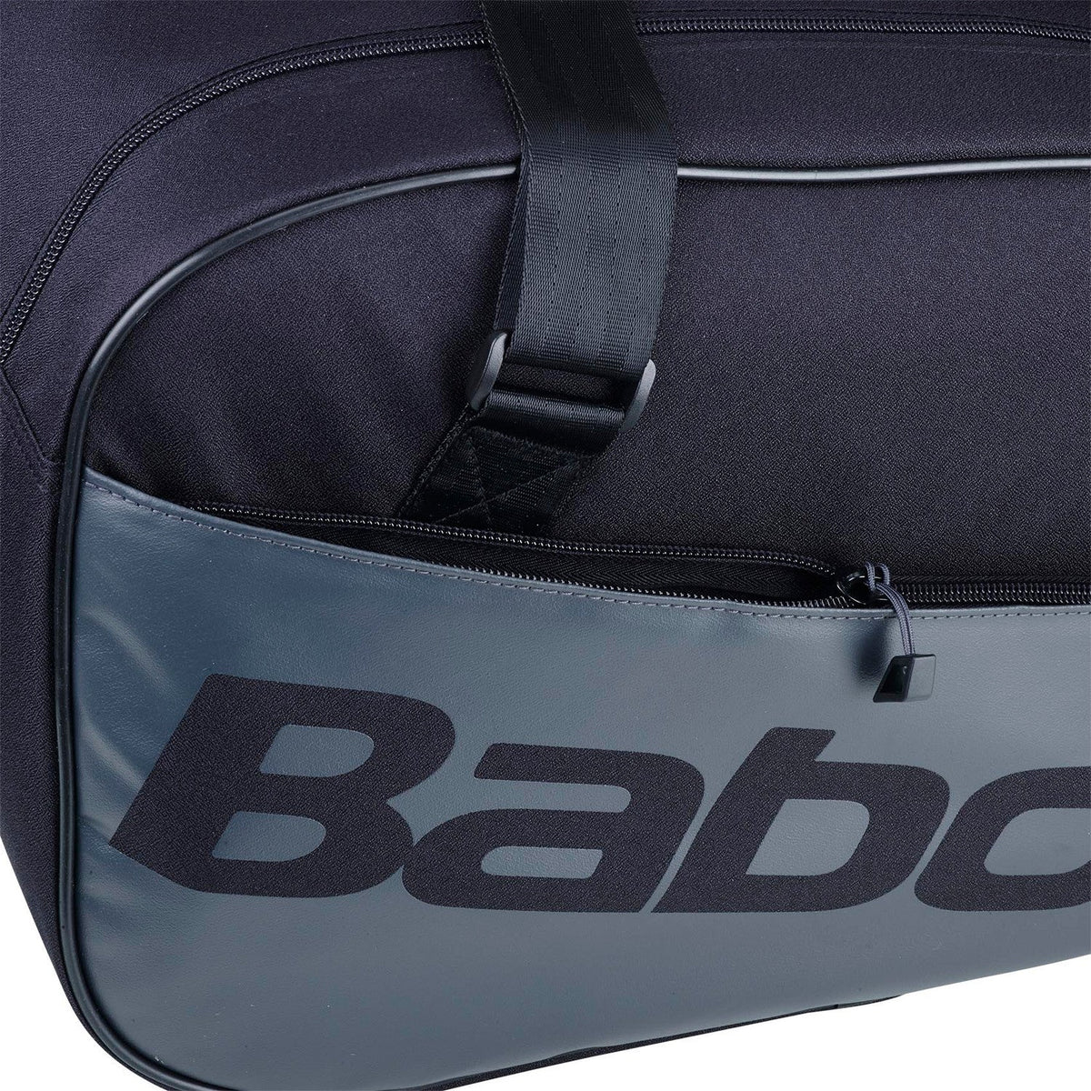 Detail van het grijze paneel met donker Babolat logo en rits op de Court S