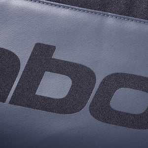 Close-up van het grijze Babolat logo op het gladde paneel van de Court S