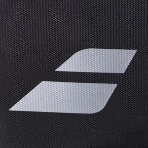 Close-up van het witte Babolat logo op het zwarte weefsel van de RH Perf tas.