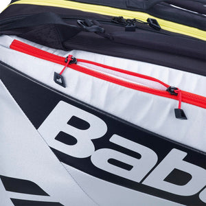 Detail van de rode rits en zwarte opdruk op de witte Babolat RH Pro tas