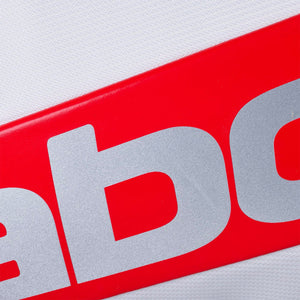 Close-up van het rode Babolat logo op het witte paneel van de rackettas