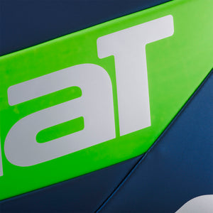 Detail van het witte Babolat logo op het groene paneel van de blauwe tas