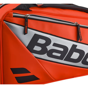 Detail van het witte paneel met zwarte opdruk op de oranje Babolat RH Pro
