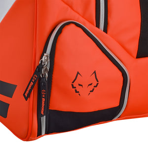 Detail van het zijvak met wolfslogo op de oranje Babolat rackettas