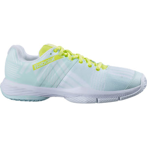 Zijaanzicht van de Babolat Sensa Women in lichtmint met limegele veters en witte zool