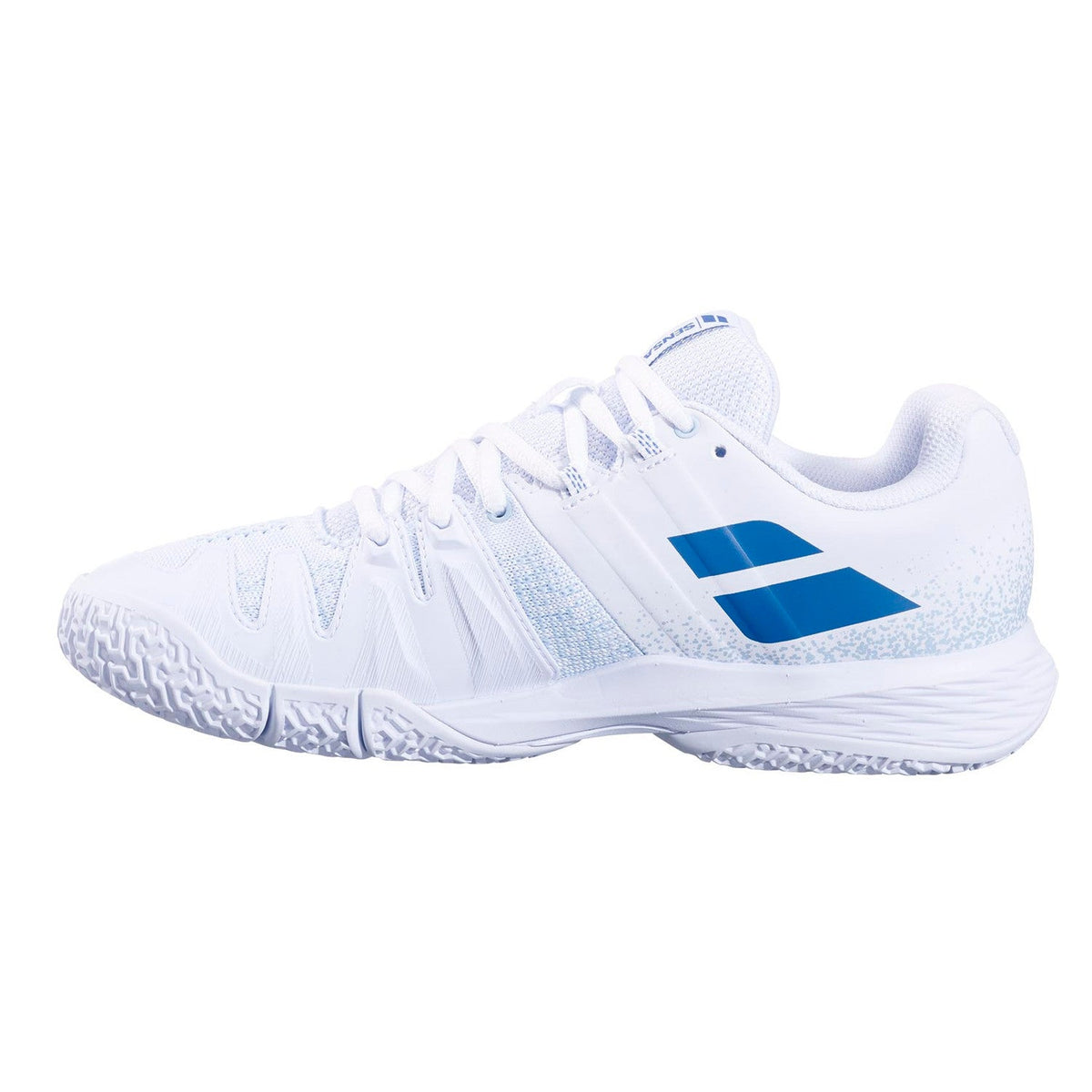 Buitenzijde van de witte Babolat Sensa Women met blauw logo op de zijkant en witte zool