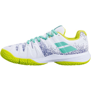 Buitenzijde van de Babolat Sensa Women met witte spikkelprint, mintgroen logo en limegele zool