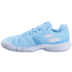 Buitenzijde van de Babolat Sensa Women Sky Blue/Tigerlily met lichtblauwe veters en witte zoolrand