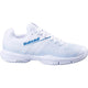 Zijaanzicht van de witte Babolat Sensa Women met blauw Babolat-logo en witte veters