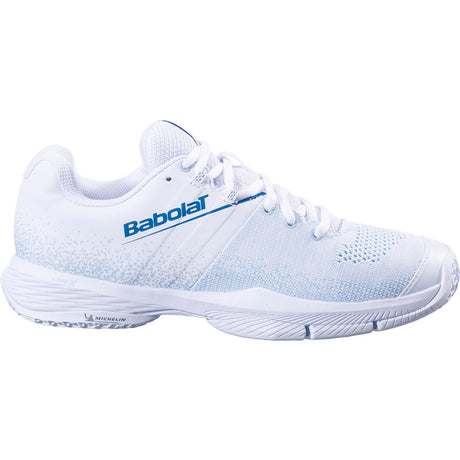 Zijaanzicht van de witte Babolat Sensa Women met blauw Babolat-logo en witte veters