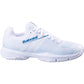 Zijaanzicht van de witte Babolat Sensa Women met blauw Babolat-logo en witte veters