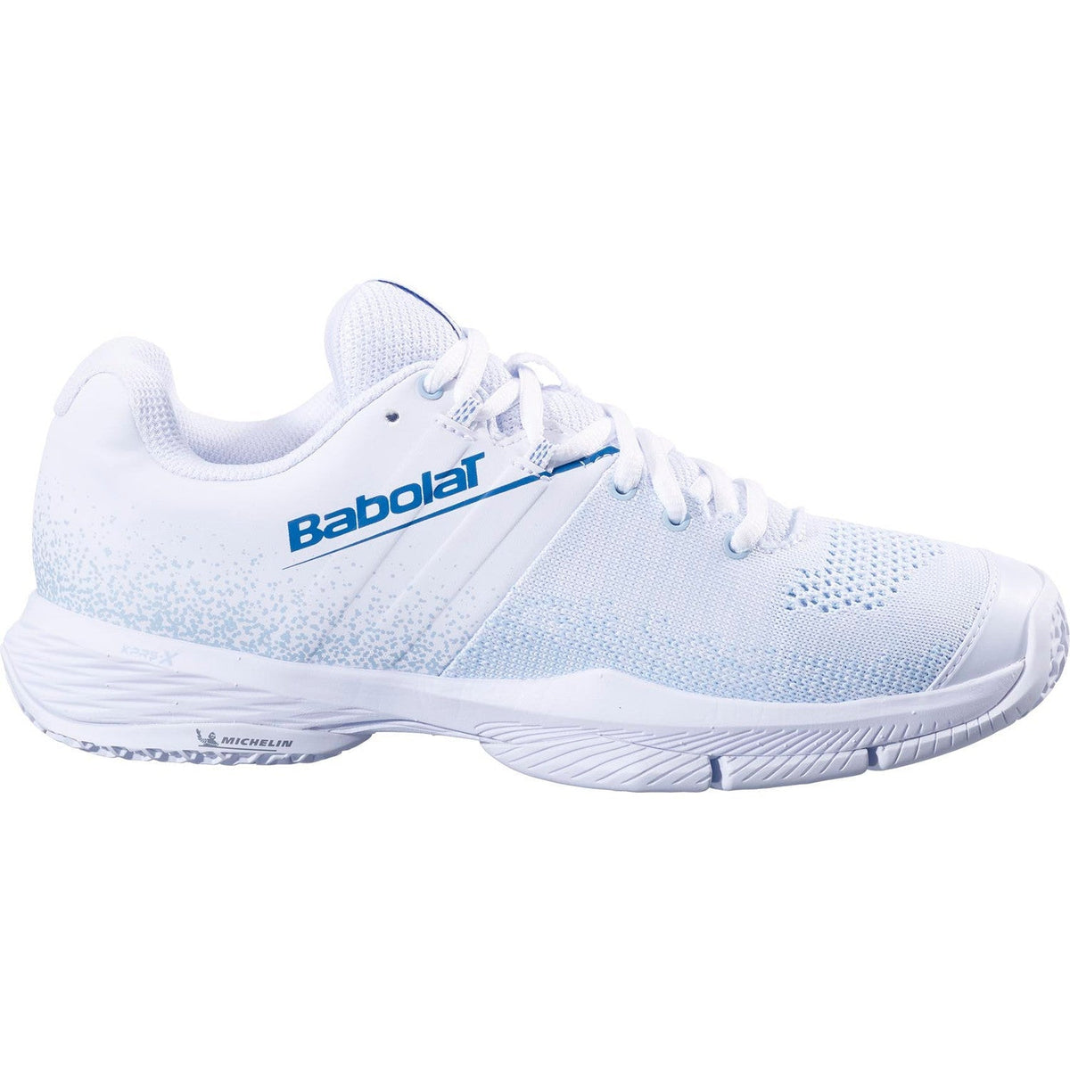 Zijaanzicht van de witte Babolat Sensa Women White/Cool Blue met blauw Babolat-logo en witte veters